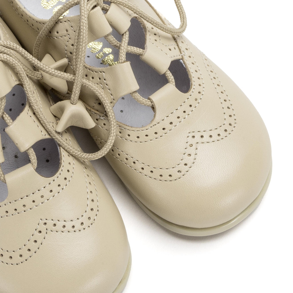 Angelito picado beige oscuro con cordón 10317 Jeromín - 10317-0-6.jpg