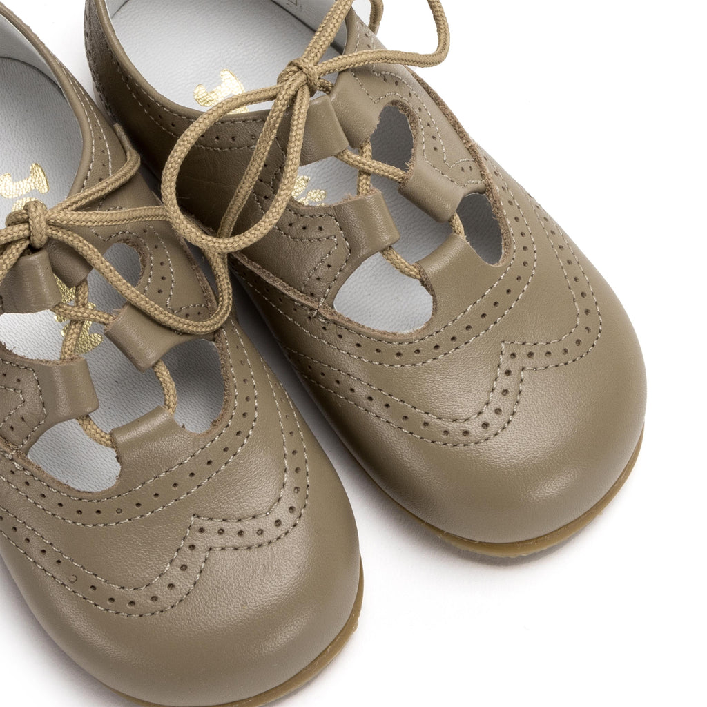 Angelito picado premier taupe con cordón 10317 Jeromín - 10317-210-6.jpg