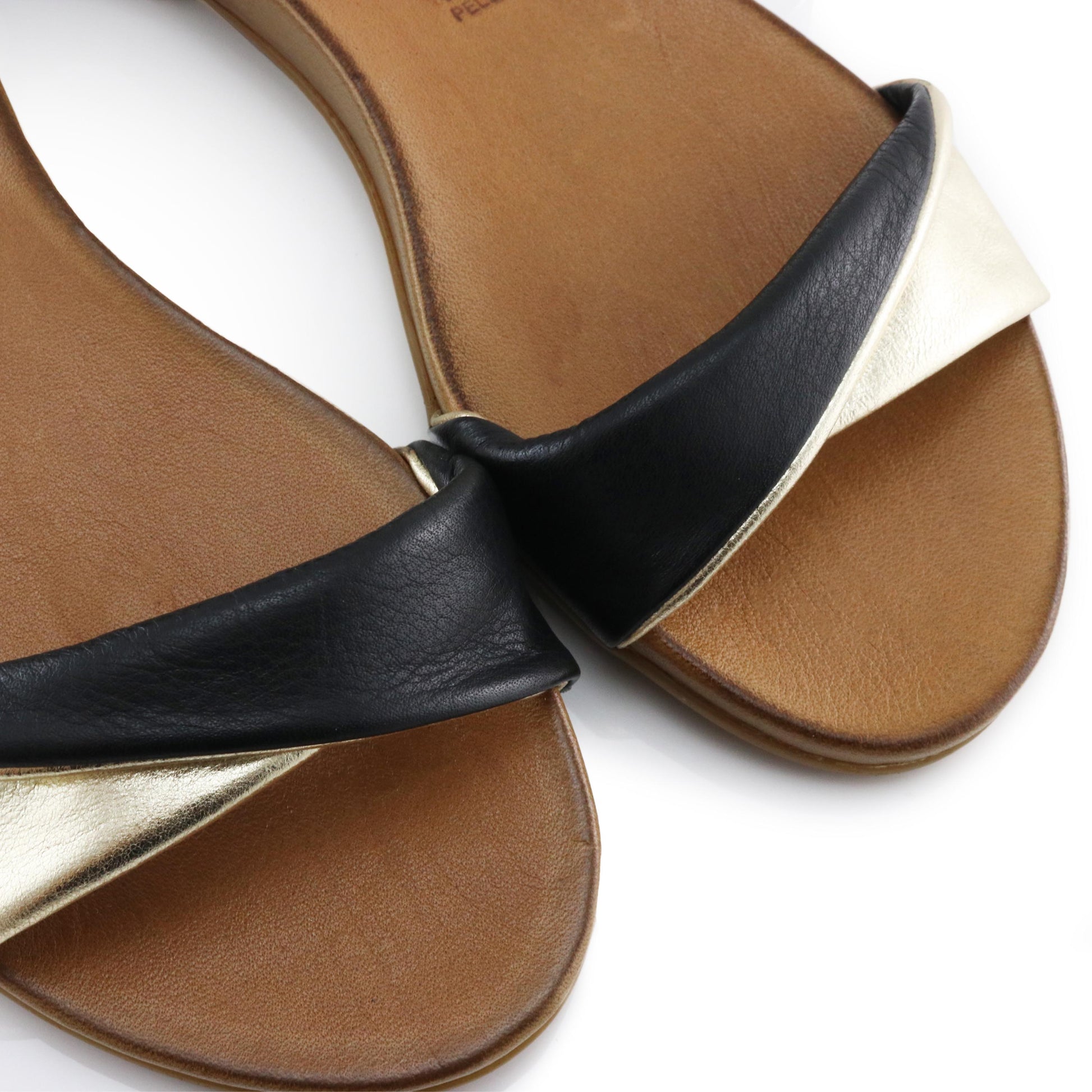 Sandalia plana negro con hebilla GA106 de Café Noir - GA106-20-6.jpg