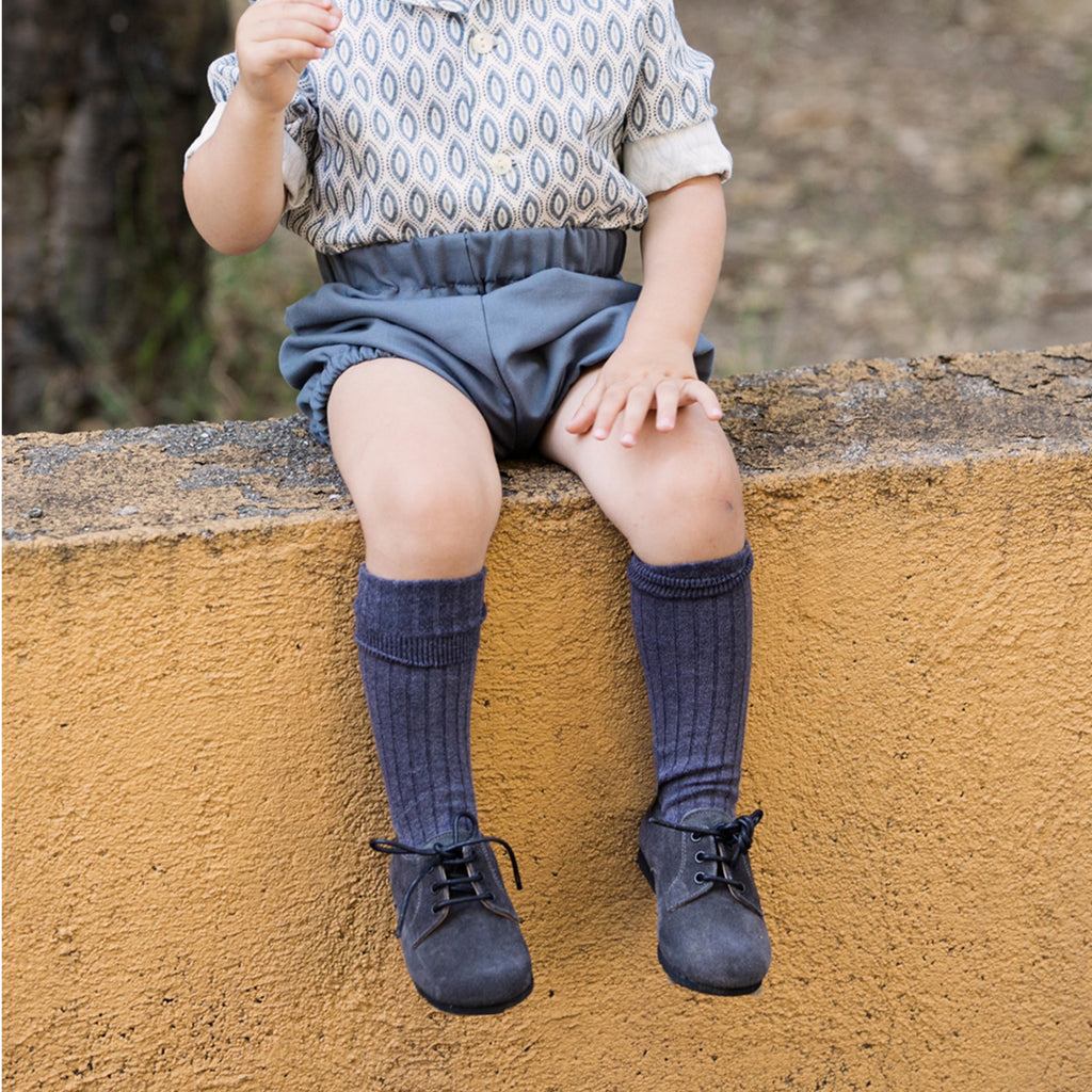 Blucher liso elegante gris oscuro con cordón 141-00 Jeromín - Zapato ingles en ante gris oscuro y suela de goma 141 Jeromín