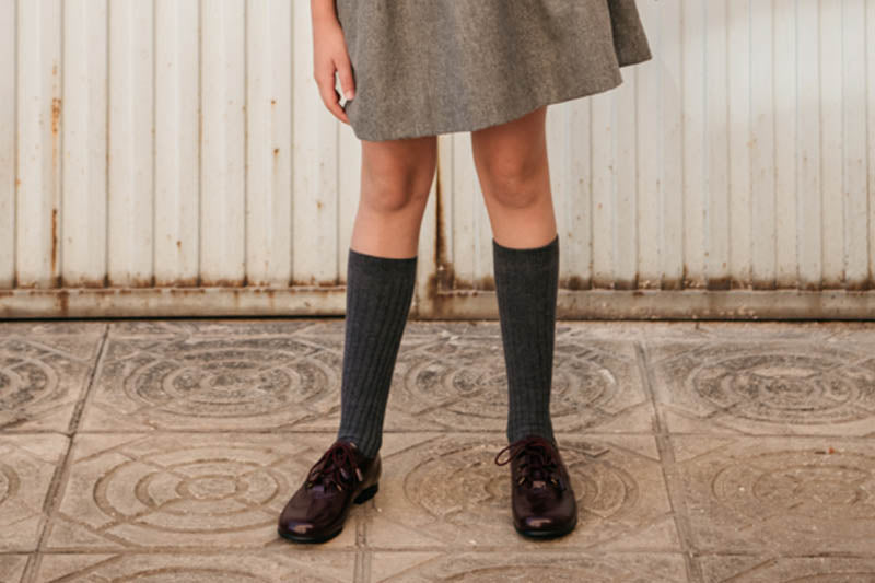 Angelito picado flo burdeos oscuro con cordón 264-99 Jeromín - Zapato piel picada brillante burdeos con cordón cruzado Jeromín