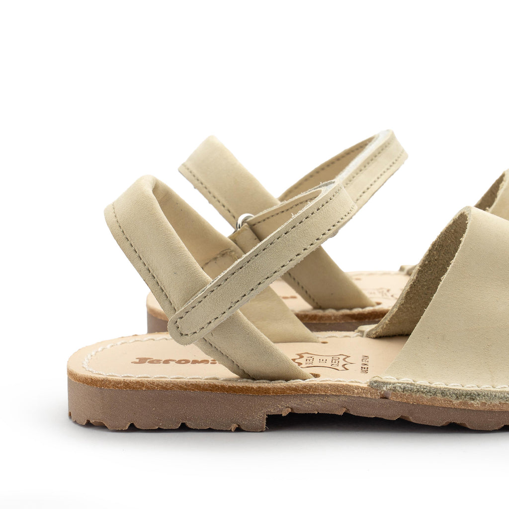 Menorquina plana nobuk beige oscuro con velcro 1041 Jeromín - 1041-122-5.jpg