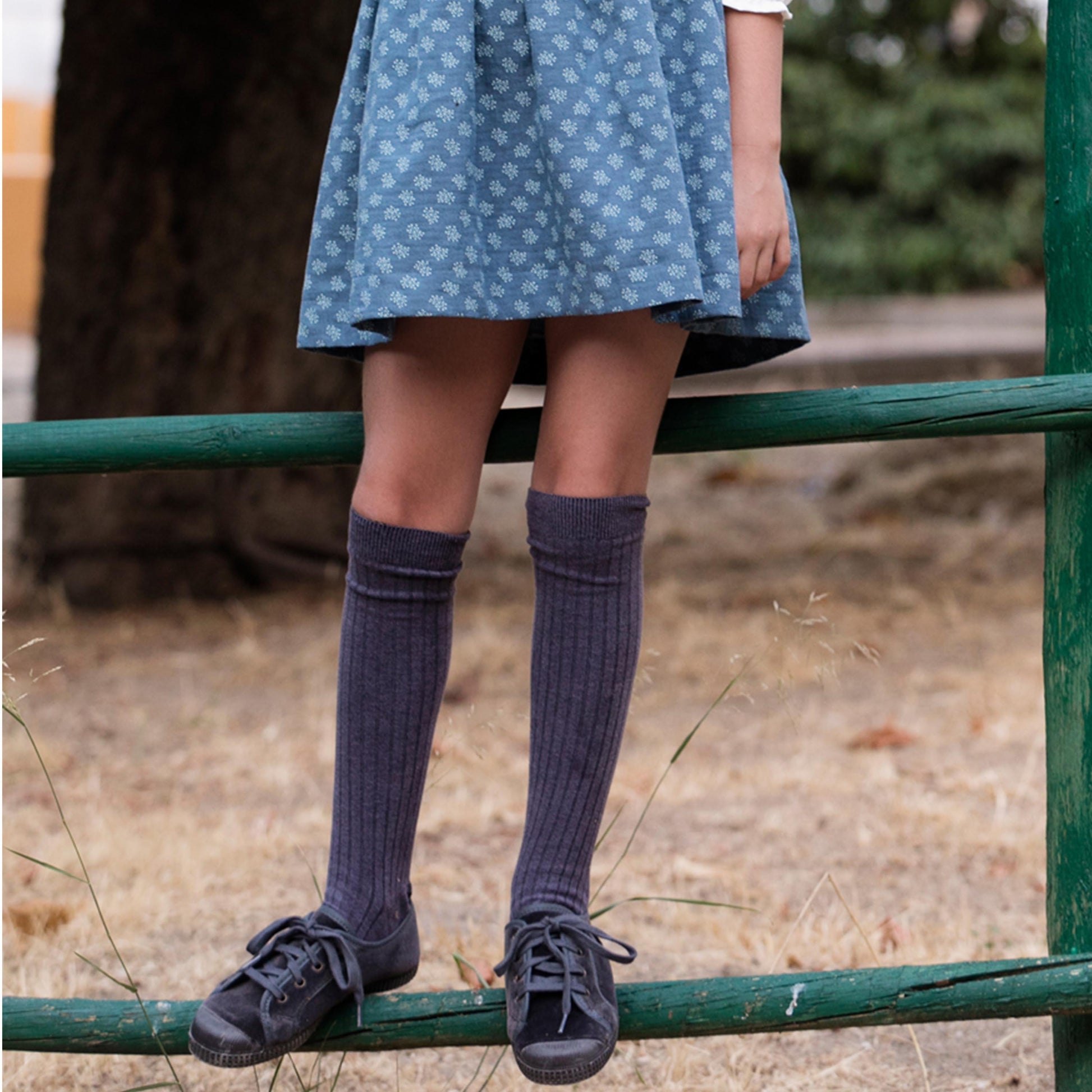 Zapatilla gris con cordón 533 de Natural World - Zapatilla de terciopelo gris con cordón 533 Natural World