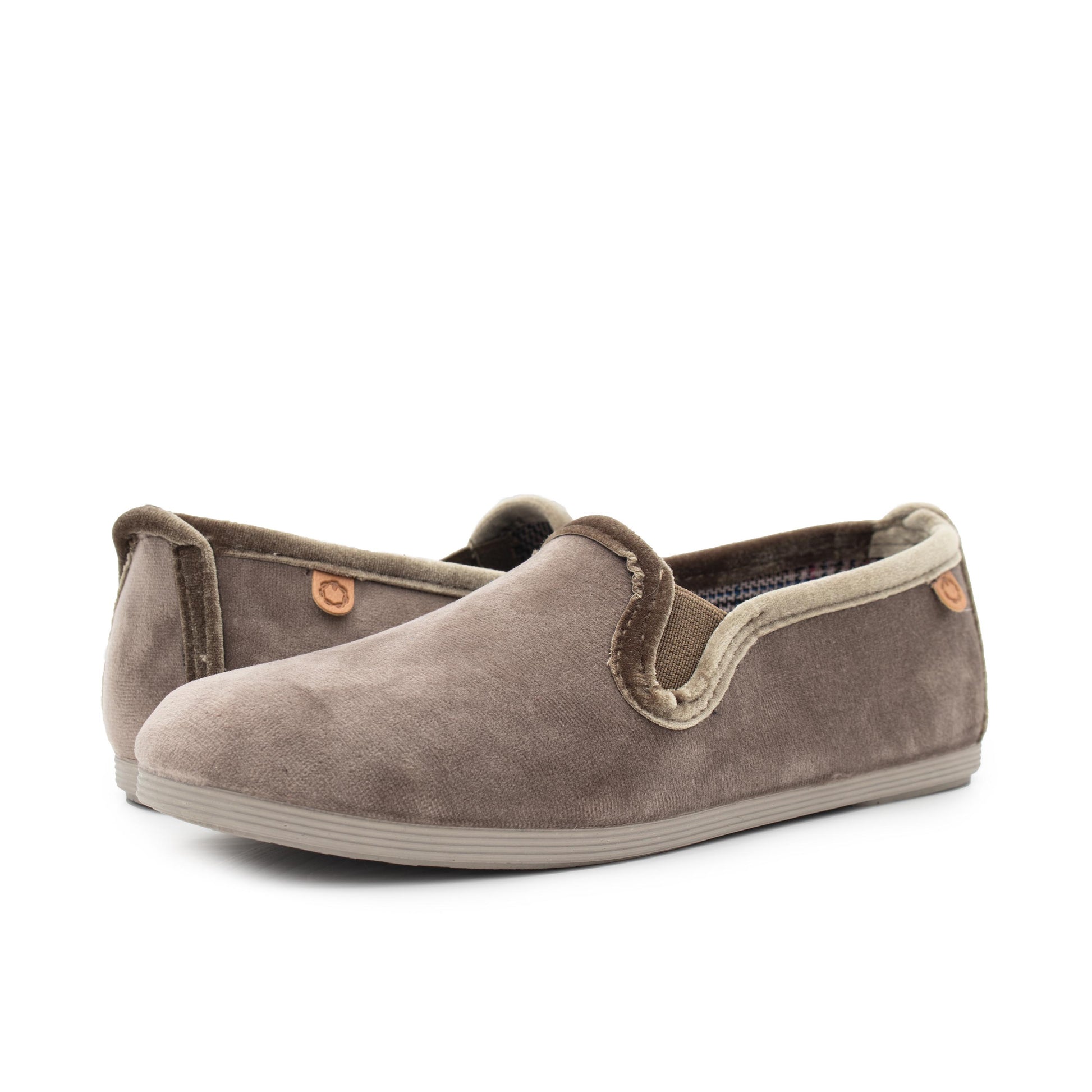 Zapatilla para casa cerrada taupe 55107 de La Cadena - 55107-115-2.jpg
