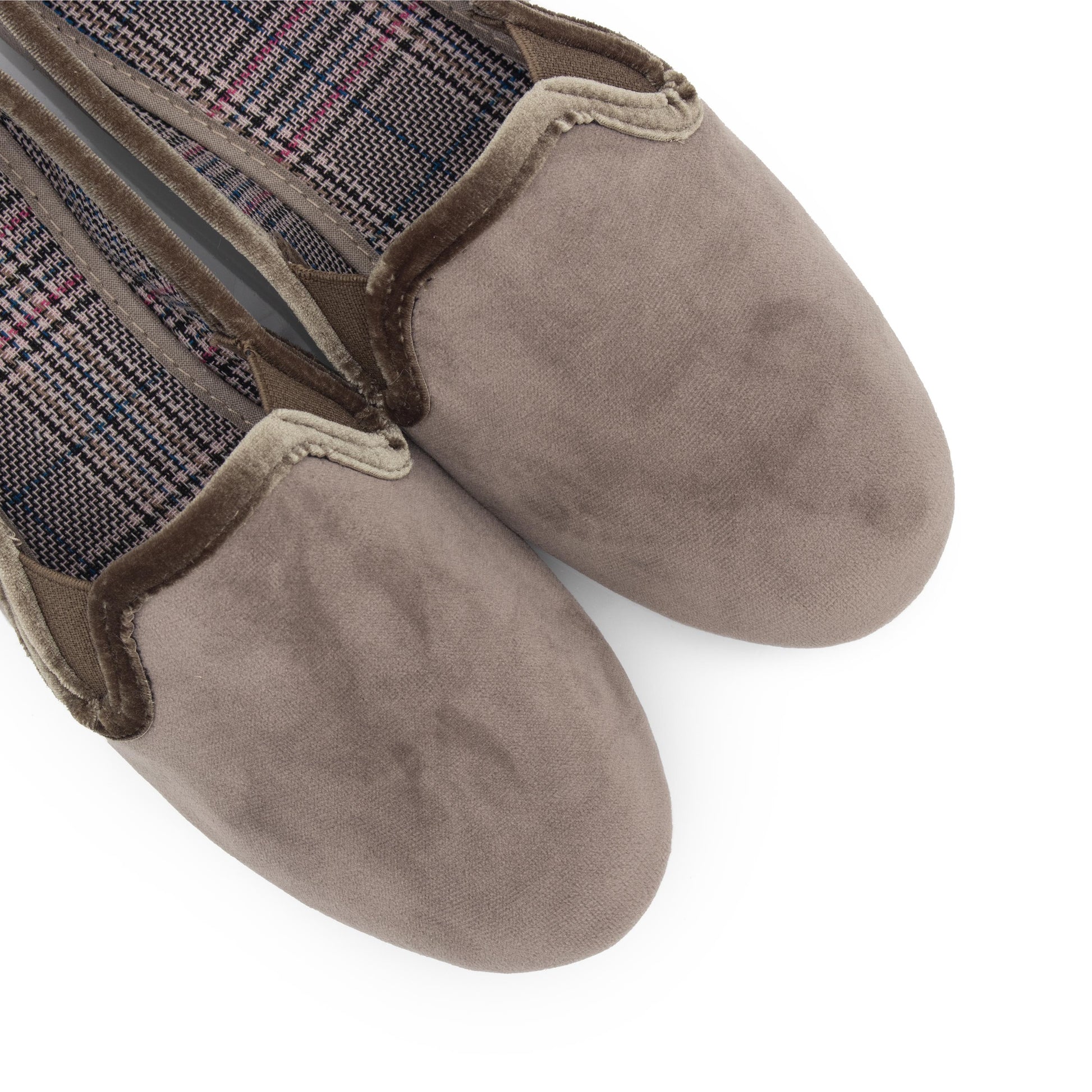 Zapatilla para casa cerrada taupe 55107 de La Cadena - 55107-115-6.jpg