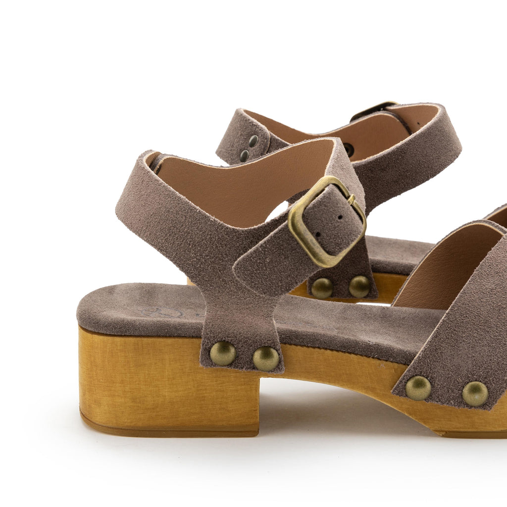 Zueco con tacón taupe con hebilla 7321 de Pepa & Cris - 7321-115-5.jpg