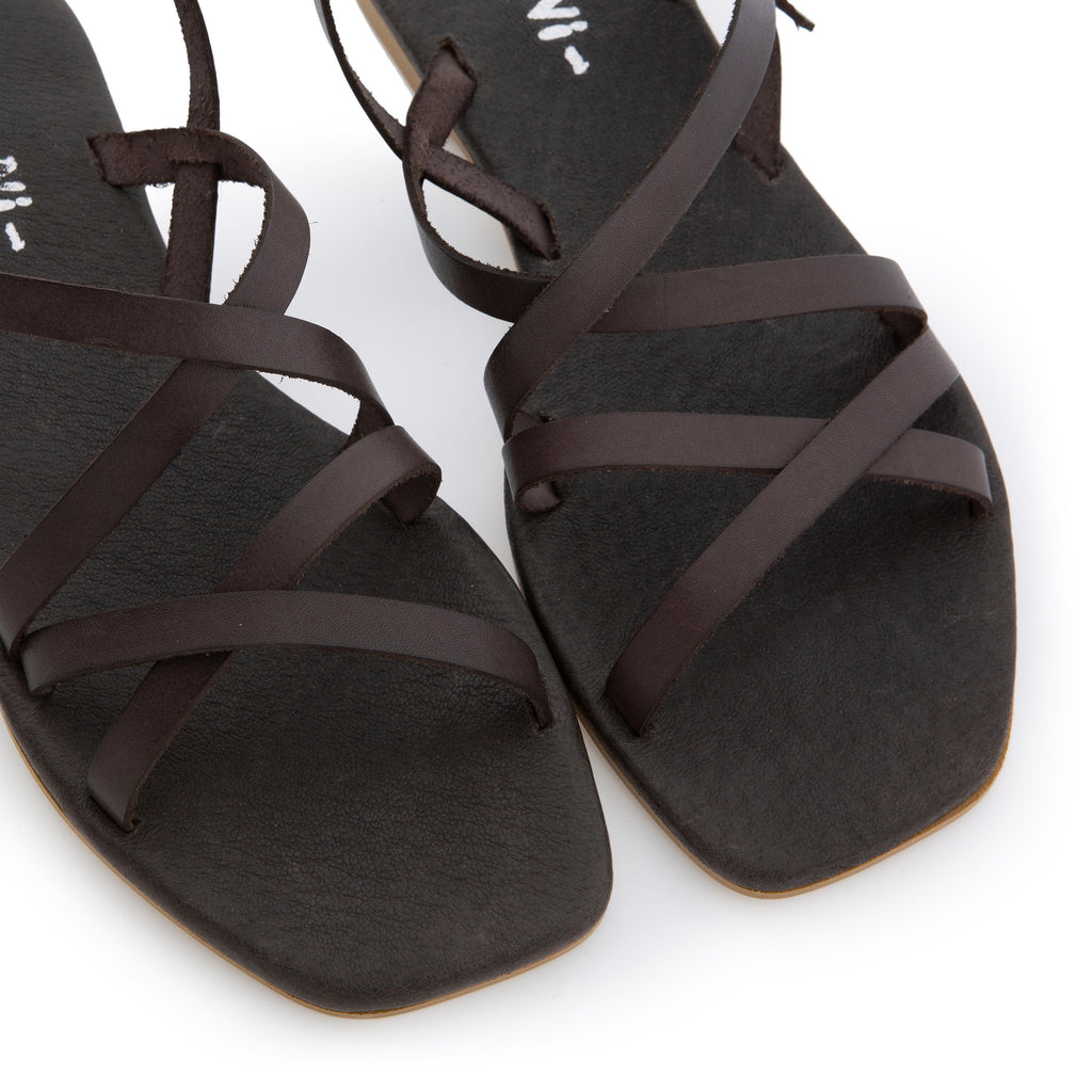 Sandalia plana marrón oscuro con hebilla 7579 Pepa&Cris - 7579-62-6.jpg