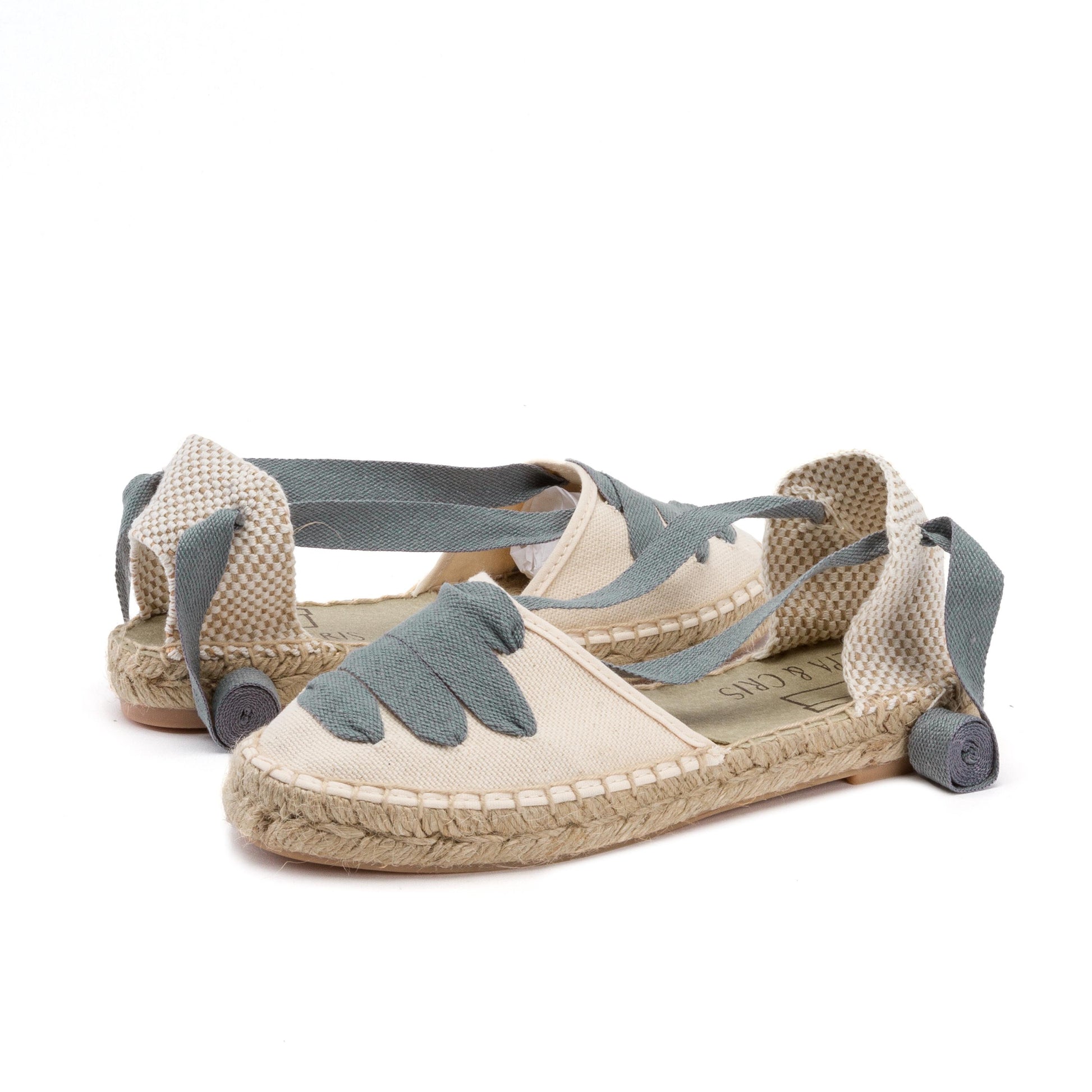 Alpargata cerrada crudo/gris con cintas REGCORTA Pepa&Cris - REGCORTA-446-2.jpg