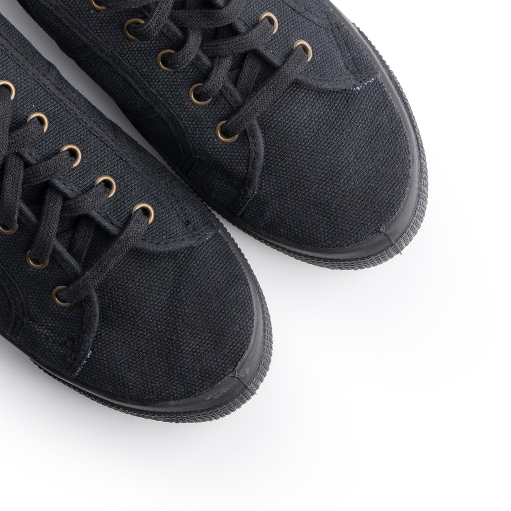 Zapatilla negra 901 Natural World