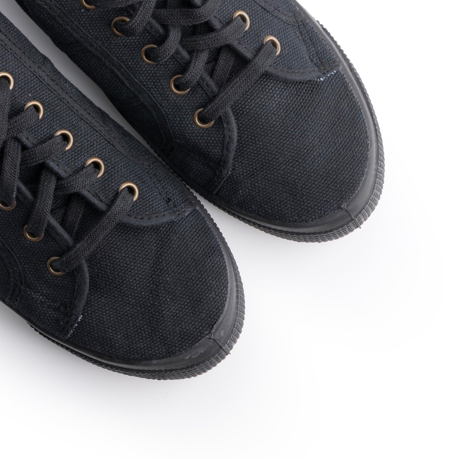 Zapatilla negra 901 Natural World