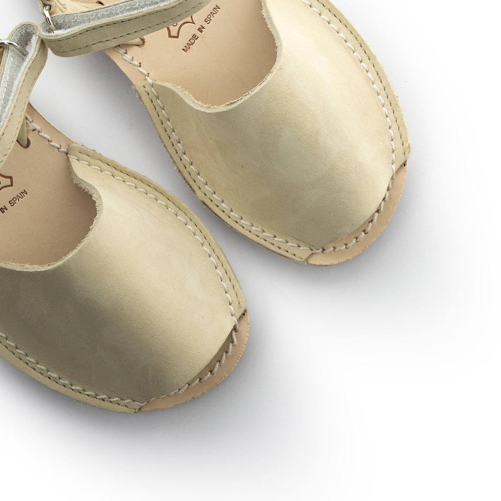 Menorquina plana nobuk beige oscuro con velcro 1041 Jeromín - 1041-122-6.jpg