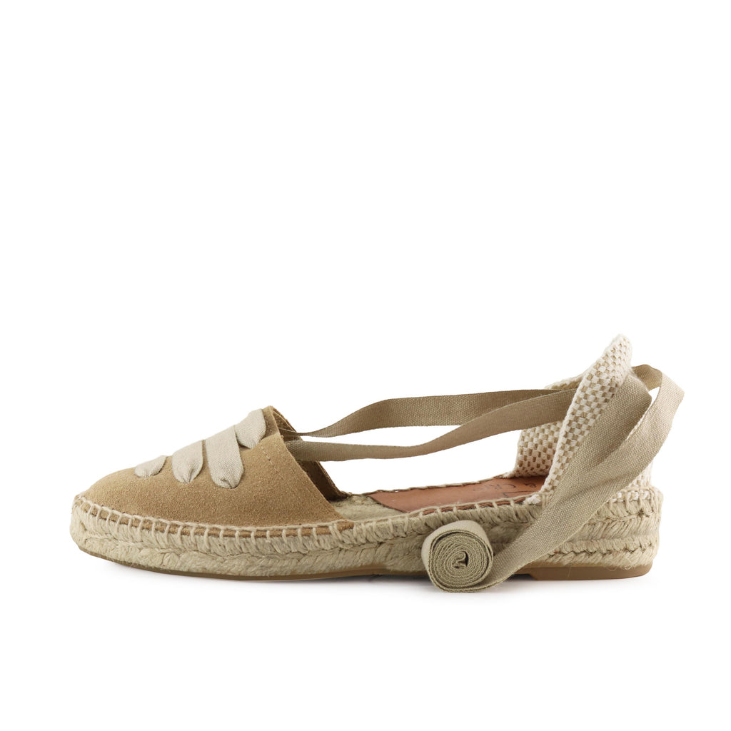 Alpargata plana cerrada arena con cintas ANA Pepa&Cris - ANA-398-1.jpg