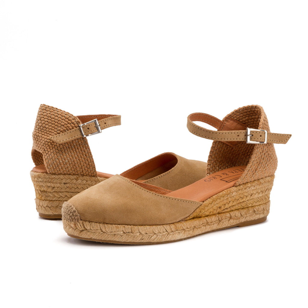 Alpargata de cuña cerrada arena de hebilla CARLA Pepa&Cris - CARLA-398-2.jpg