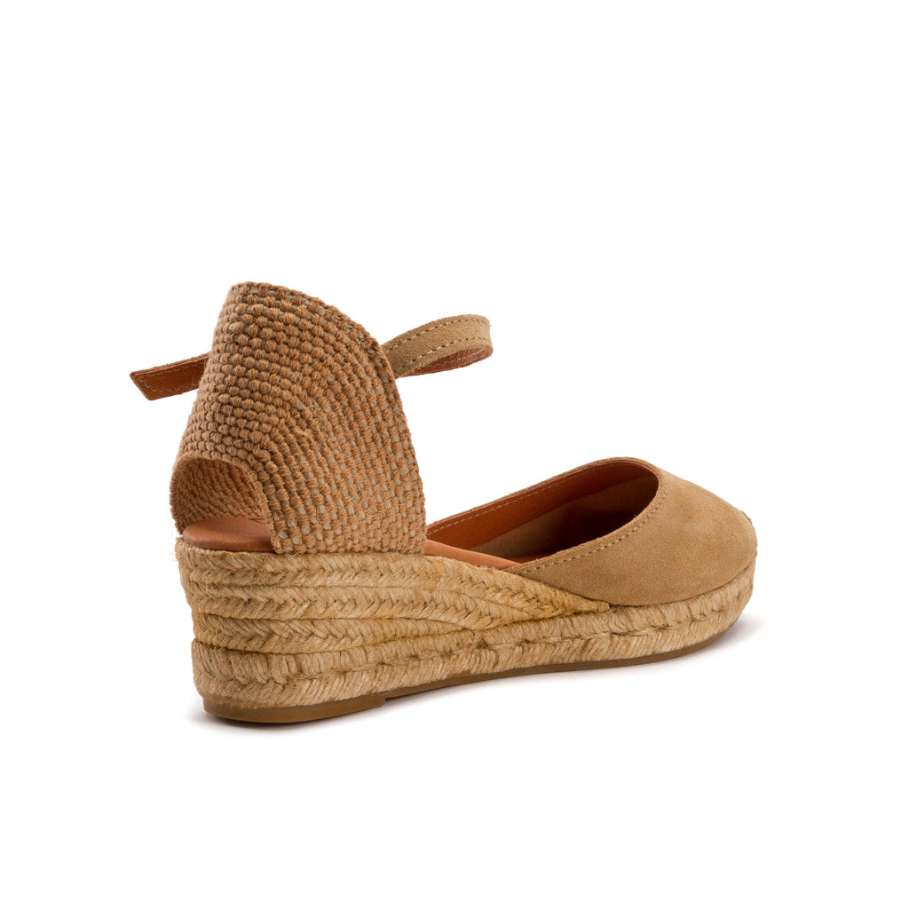 Alpargata de cuña cerrada arena de hebilla CARLA Pepa&Cris - CARLA-398-3.jpg