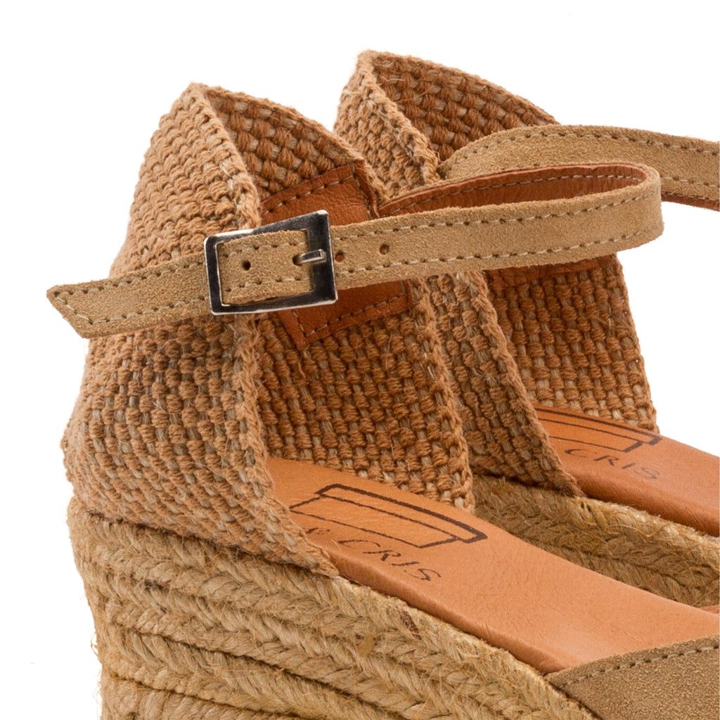 Alpargata de cuña cerrada arena de hebilla CARLA Pepa&Cris - CARLA-398-5.jpg