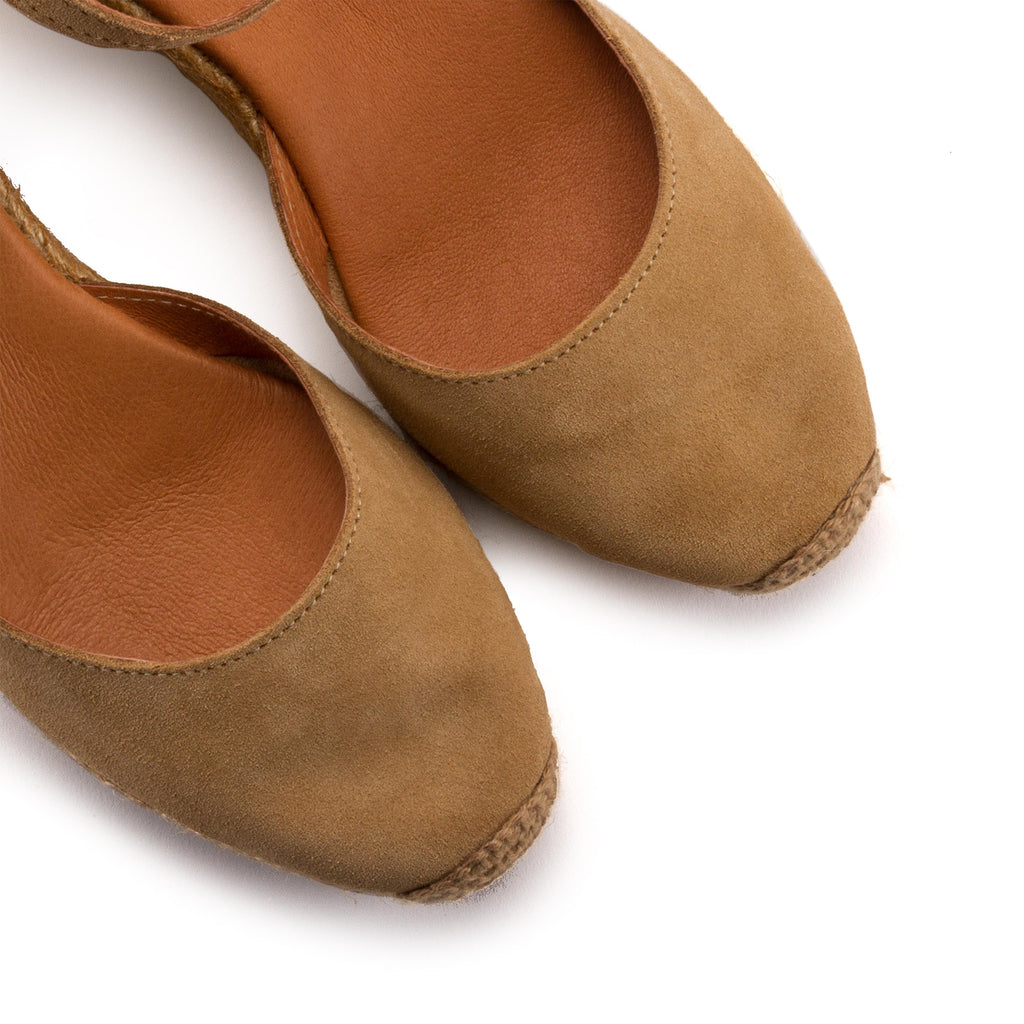 Alpargata de cuña cerrada arena de hebilla CARLA Pepa&Cris - CARLA-398-6.jpg