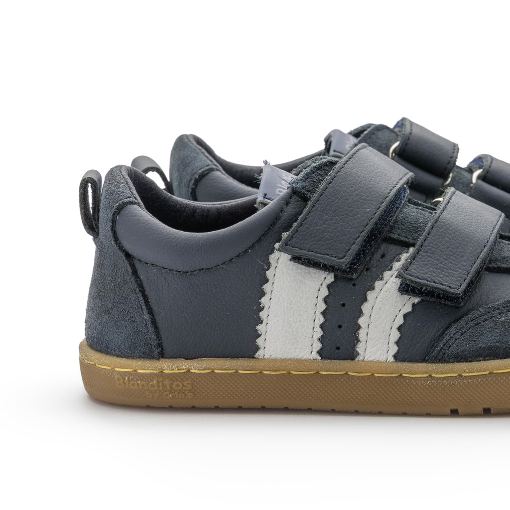 Deportiva barefoot azul con velcro DELFIN de Blanditos
