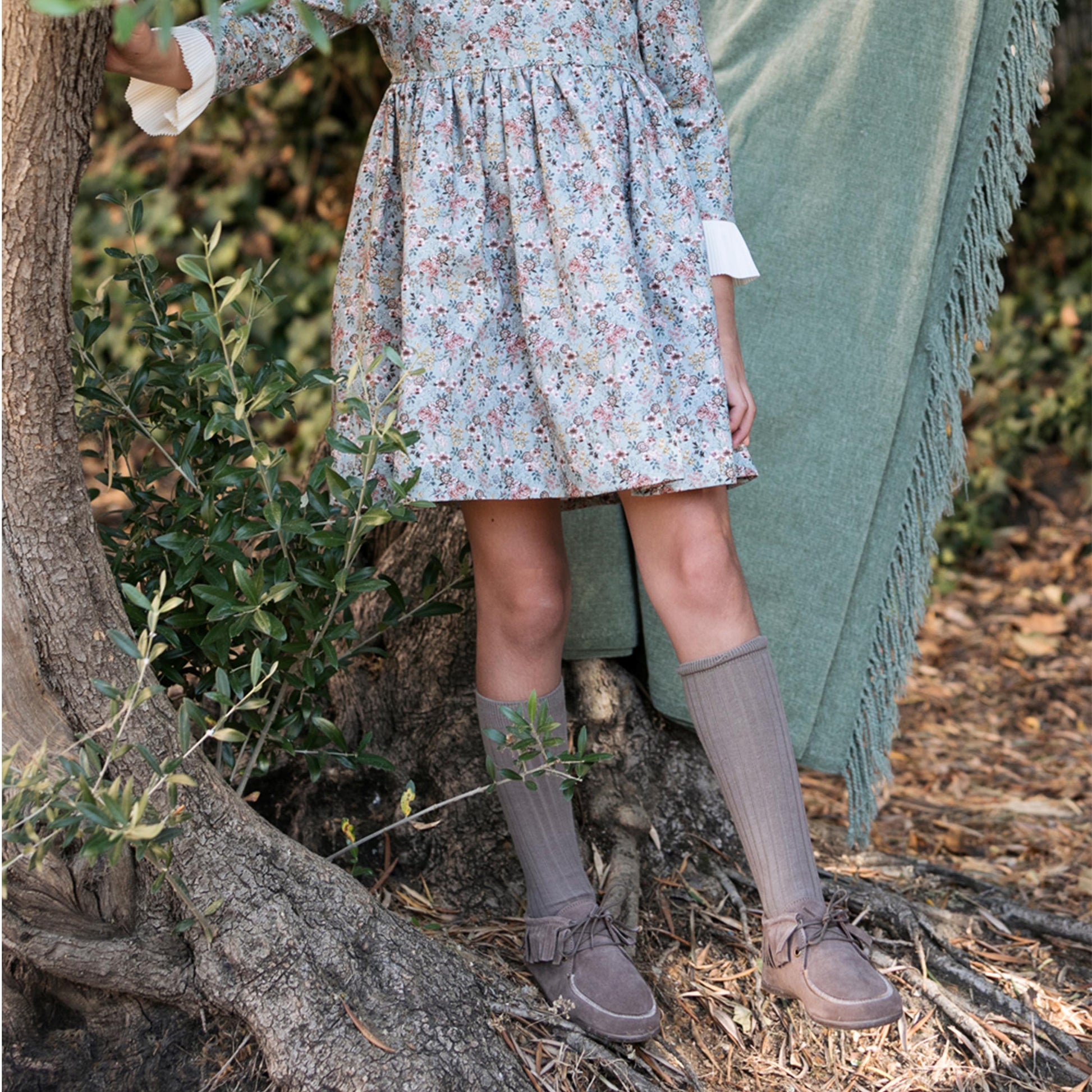 Bota taupe con cordón FLECOS de Pepa & Cris - Bota ante taupe con flecos y cordón Pepa&Cris