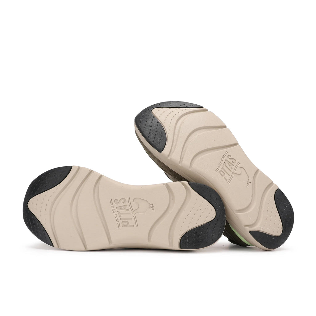 Deportiva kaki con cordón TUI de Walk in Pitas. Vista de las suelas.