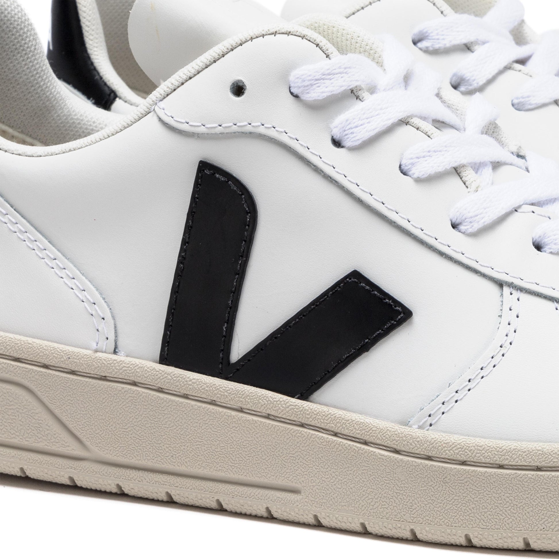 Deportiva blanco/negro con cordón V10 de Veja - V10-385-6.jpg