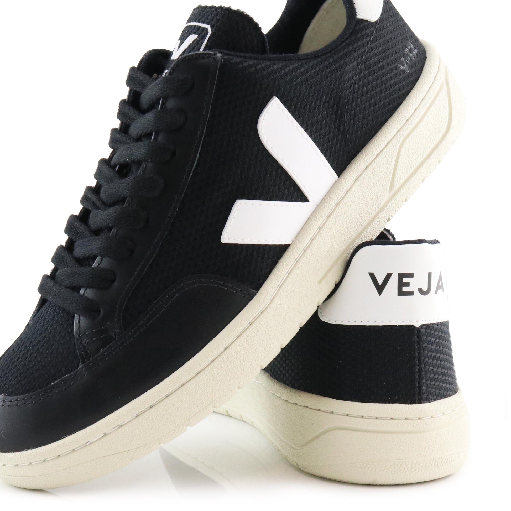 Deportiva negro con cordón V12 de Veja - V12-20-6.jpg