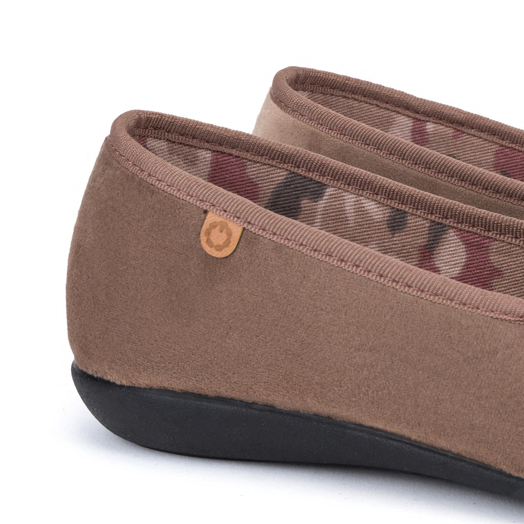 Zapatilla para casa cerrada piedra 18401 de La Cadena - 18401-300-5.jpg