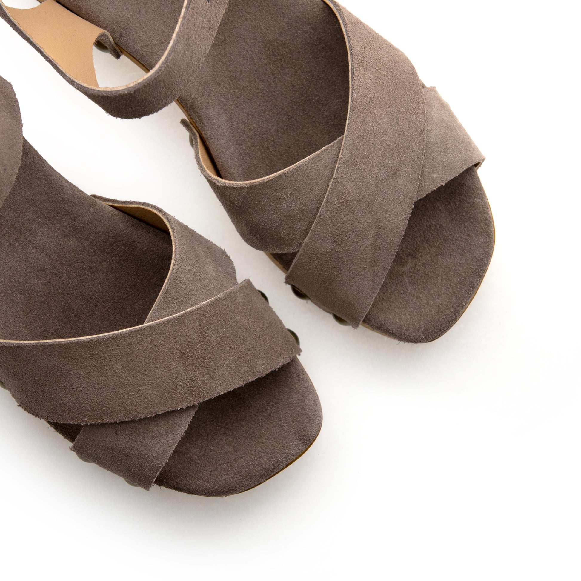 Zueco con tacón taupe con hebilla 7321 de Pepa & Cris - 7321-115-6.jpg