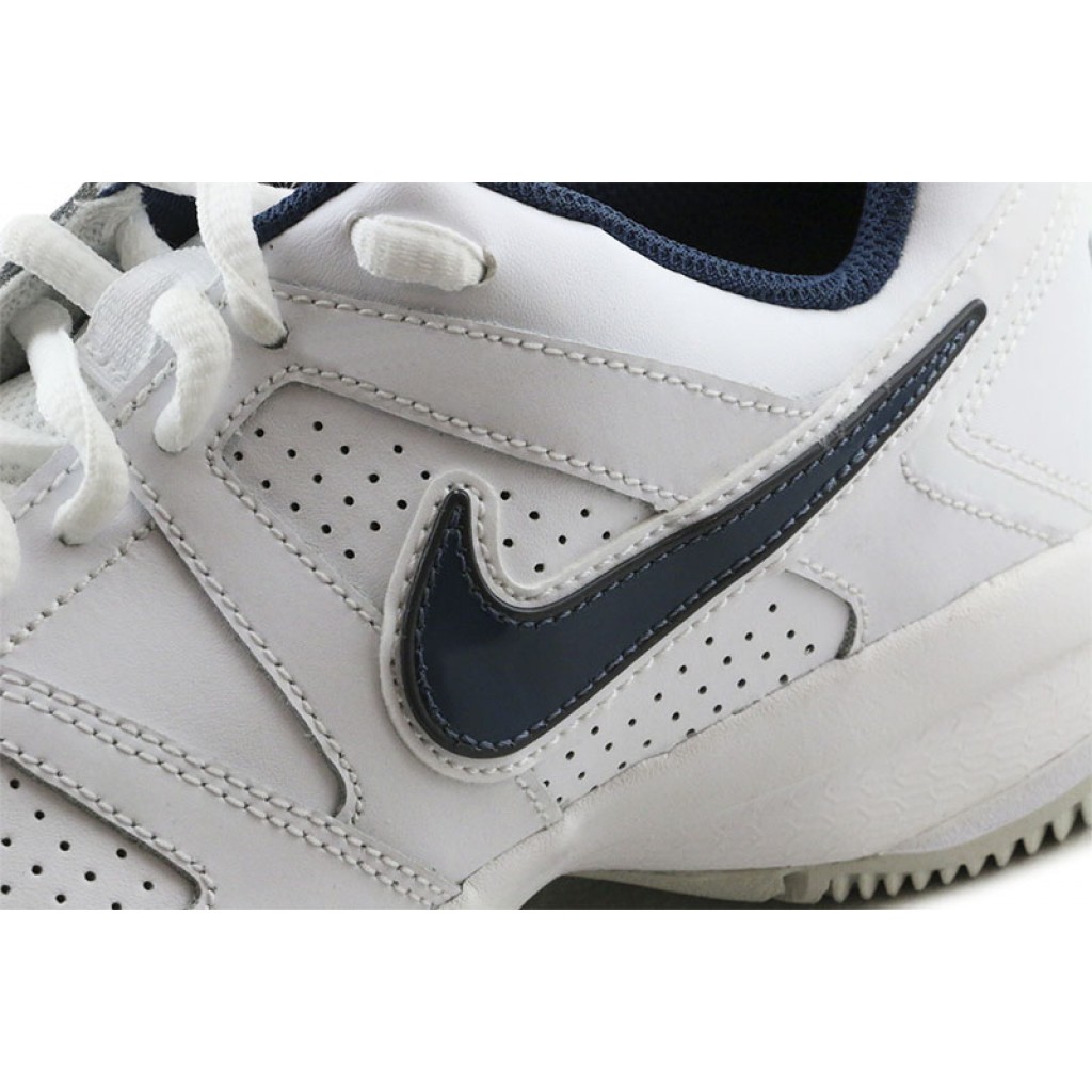 Deportiva blanca con símbolo azul con cordón Nike