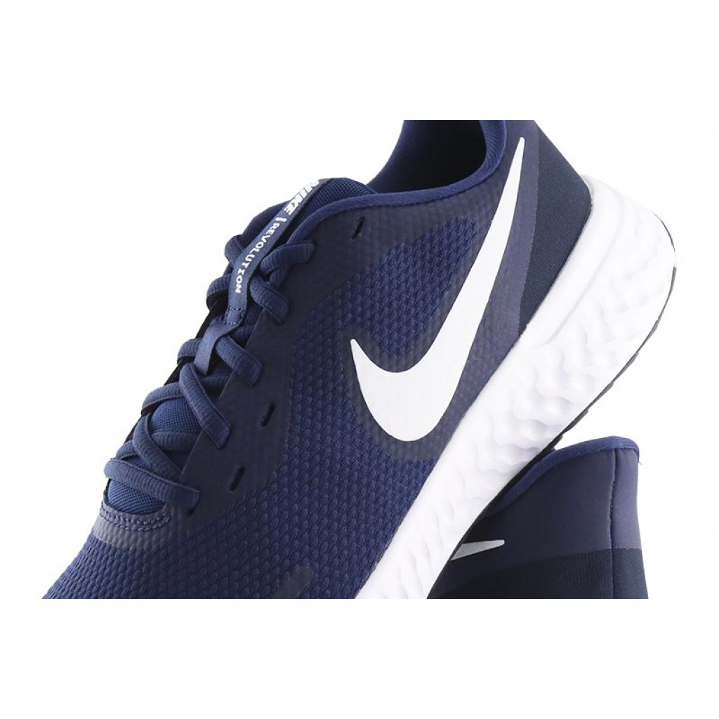 Deportiva azul con simbolo blanco y cordón Nike Revolution 5