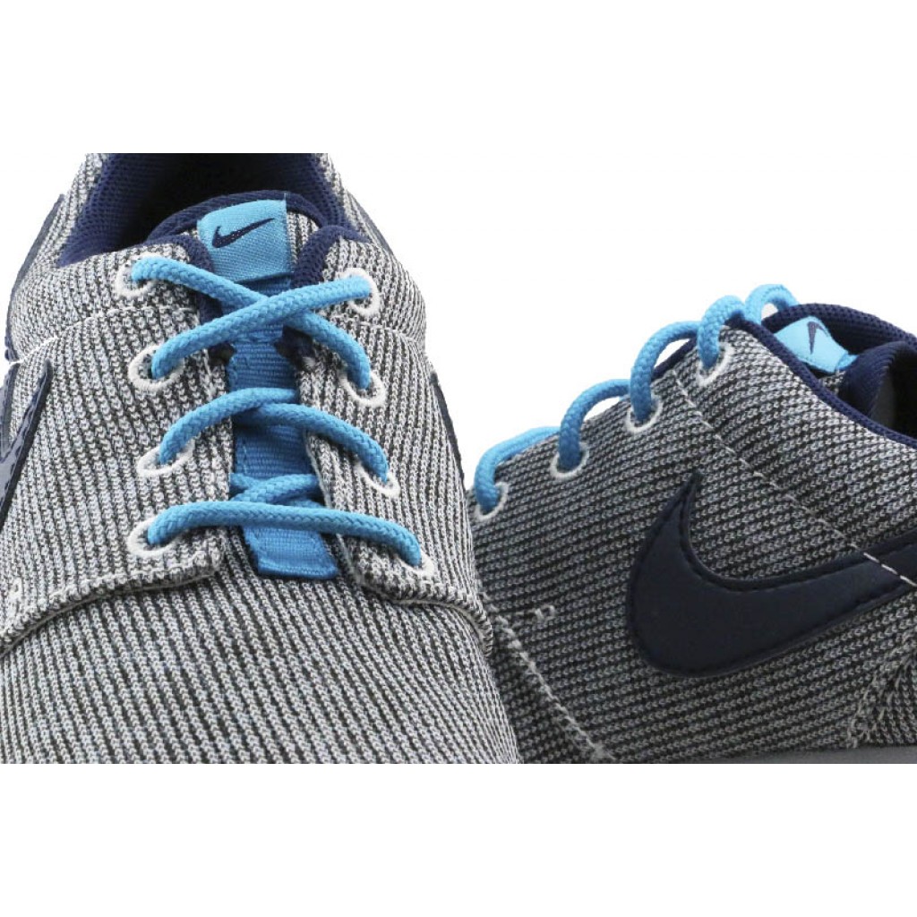 Deportiva gris con símbolo azul con cordón Nike Rosherun