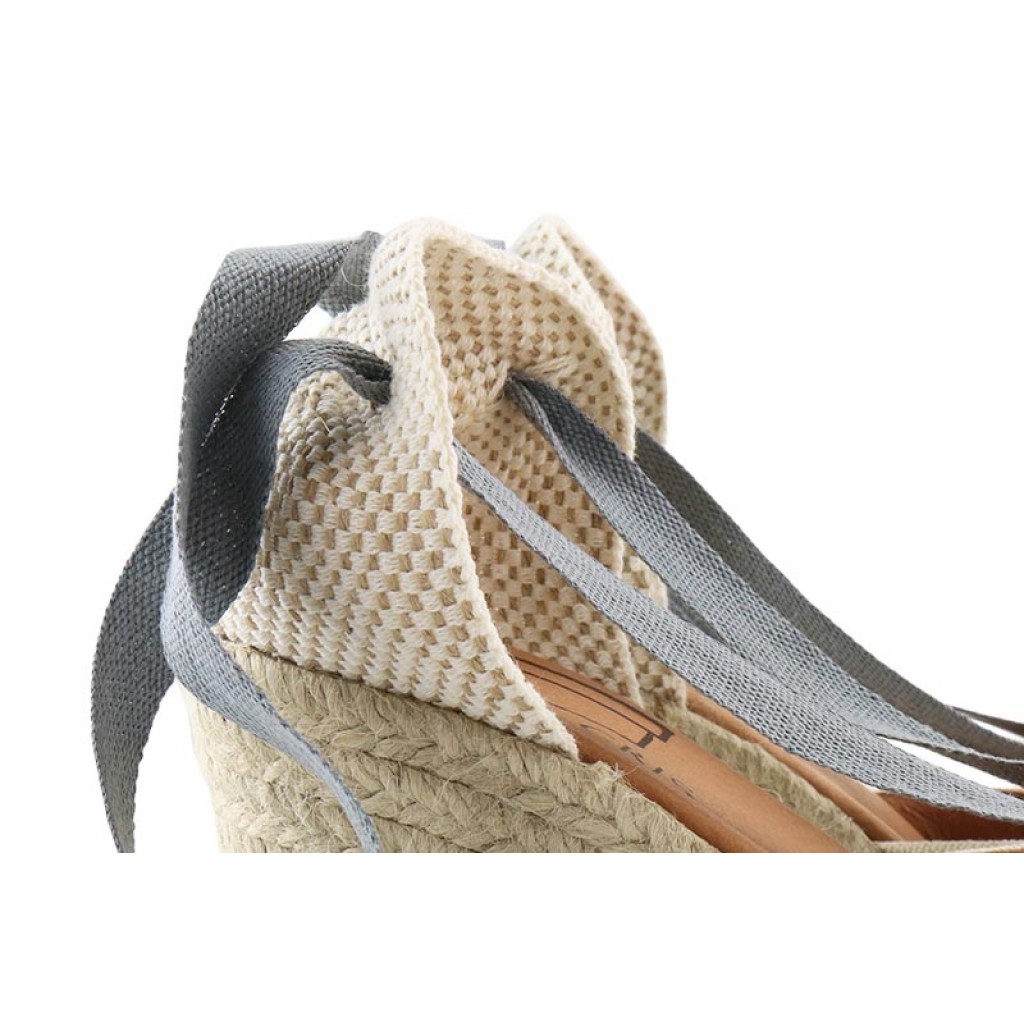 Sandalia cuña de esparto cerrada en crudo con cintas grises Pepa & Cris