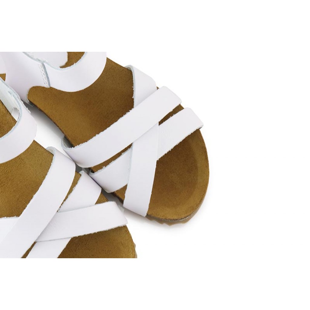 Sandalia piel blanca con tres tiras cruzadas y hebilla Pepa & Cris