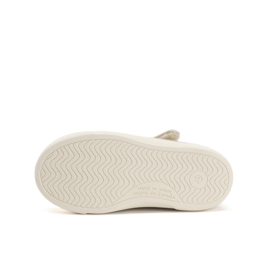 Sandalia de lino piedra con velcro y puntera 4002 Pepa&Cris