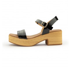 Sandalia charol negro con tacón de madera S124705 de Pepa&Cris