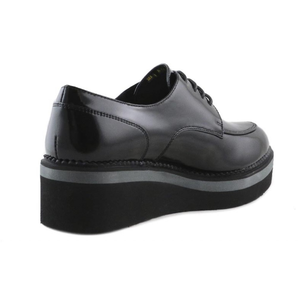 Zapato charol negro codón costura y plataforma Cafe Noir